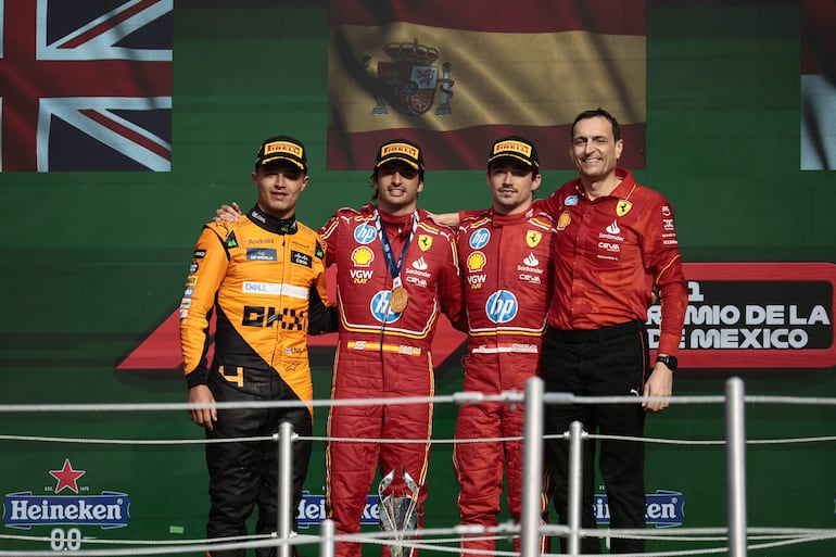 De izquierda a derecha, los pilotos Lando Norris (McLaren), Carlos Sainz y Charles Leclerc (Ferrari) posan en el podio luego de la premiación.