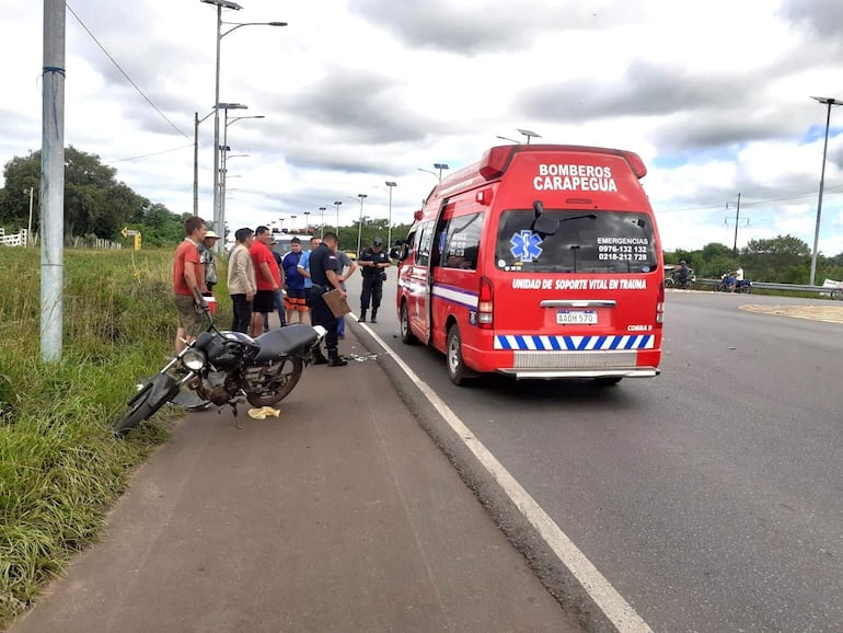 Dos menores en motocicleta resultaron heridos tras colisionar por un automóvil.