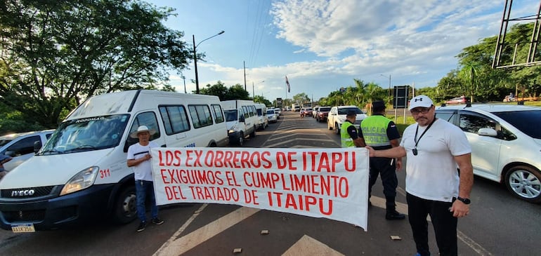 Los exobreros realizan el bloqueo de la Ruta PY06 en la entrada a la binacional.