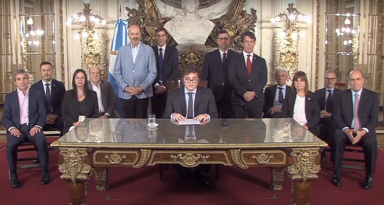 Imagen cedida por la presidencia de Argentina en la que se observa al presidente Javier Milei (c) rodeado de los miembros de su gabinete.