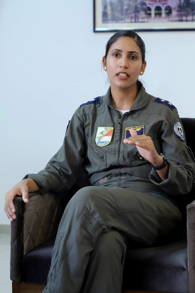 La teniente 1ro. Cynthia Carolina Orué Santacruz, primera mujer paraguaya egresada de la exigente Base Aérea de Natal (BANT), Brasil, como piloto de combate de los Super Tucanos.