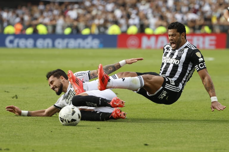 Hulk (d) de Mineiro disputa el balón con Alex Telles de Botafogo este sábado, en la final de la Copa Libertadores entre Atlético Mineiro y Botafogo en el estadio Más Monumental en Buenos Aires (Argentina). 
