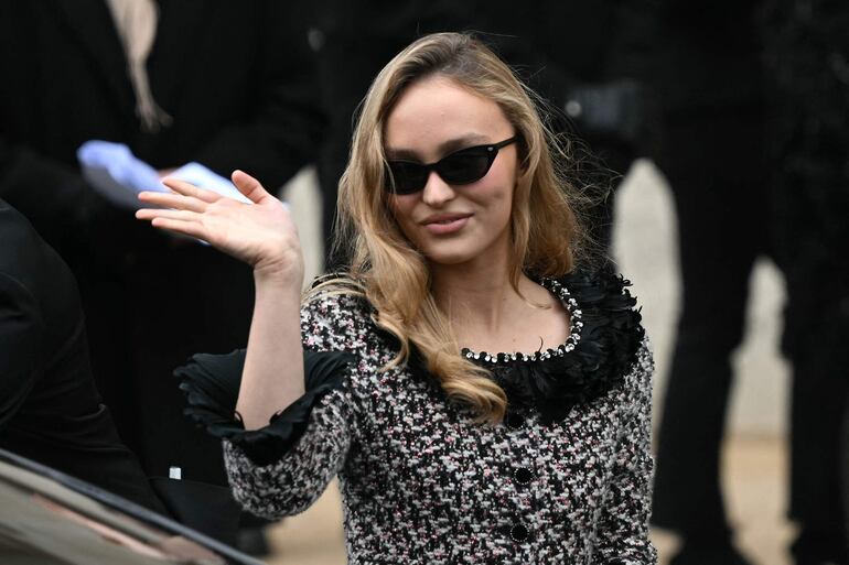 La actriz Lily-Rose Depp no se perdió el Chanel Women's Haute-Couture Spring/Summer 2025. (Julie SEBADELHA / AFP)