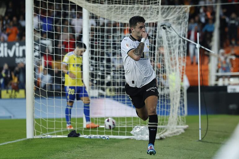 El delantero del Valencia, Hugo Duro, celebra el segundo gol de su equipo durante el encuentro correspondiente a la jornada 10 de primera división que disputaron ayer frente al Cádiz en el estadio de Mestalla, en Valencia. EFE / Biel Aliño.