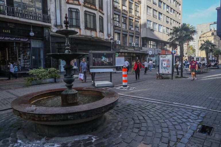 Fotografía de la muestra "El Museo del Prado en las calles de Uruguay"hoy, en la Peatonal Sarandí de Montevideo (Uruguay). Más de 90.000 extranjeros ingresan a Uruguay en los primeros días del verano.