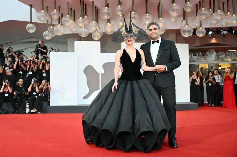 Lady Gaga y Michael Polansky se mostraron muy enamorados y felices en la red carpet del Festival de Cine de Venecia. (Alberto PIZZOLI / AFP)