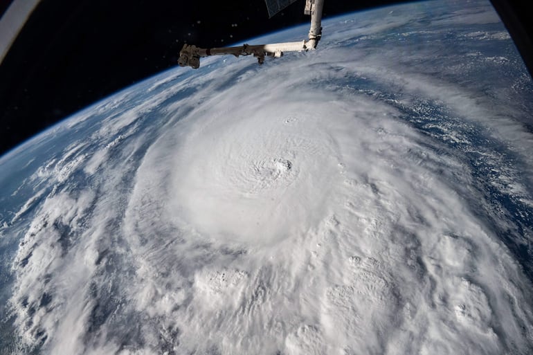 Fotografía del 8 de septiembre de 2024 publicada este miércoles por la Estación Espacial Internacional (EEI) donde se observa el ojo del huracán Milton sobre el Golfo de México. El huracán Milton, de categoría 4, ha crecido de tamaño en las últimas horas en su camino hacia la costa oeste de Florida, estado del sureste de EE.UU.