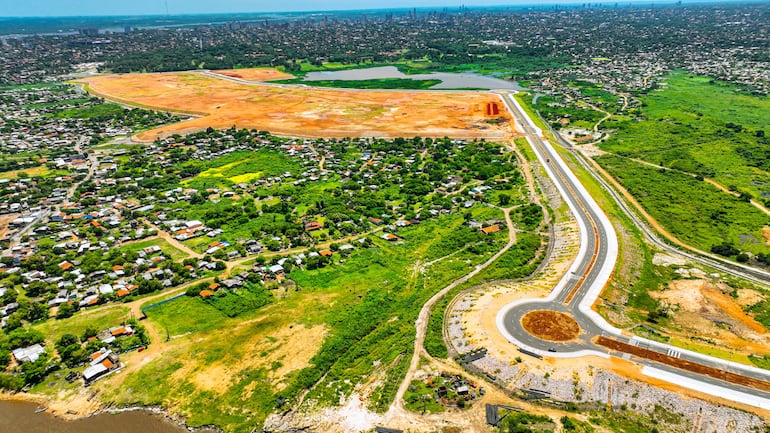 Vista del relleno de 66 hectáreas donde se erigirán las 1.500 viviendas en el barrio Tacumbú.