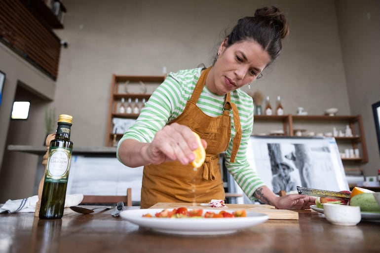 La chef Lucia Soria cocina en Espacio Garzón, uno de los sitios de este pueblo uruguayo.