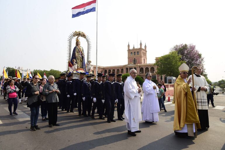 Procesión se realizó desde el puerto de Asunción. 