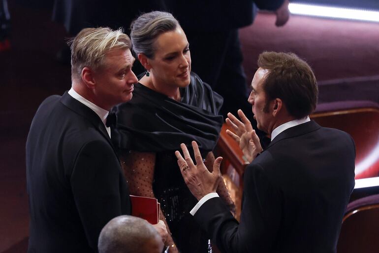  Christopher Nolan (I), Emma Thomas (C) y Nicolas Cage (D).