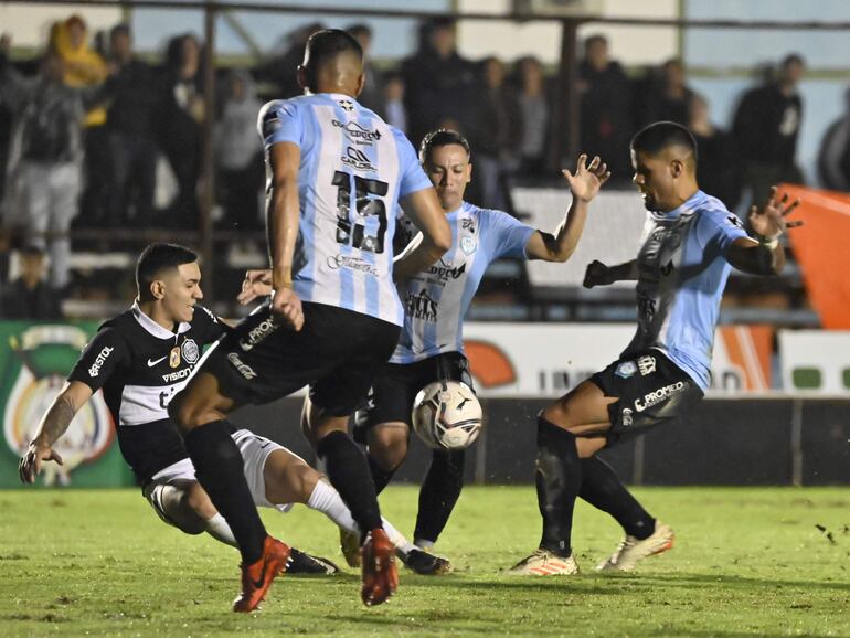 Hugo Fernández (i), futbolista de Olimpia, pelea por el balón en el partido frente a Guaireña por el fútbol paraguayo en el estadio Parque del Guairá, en Villarrica.