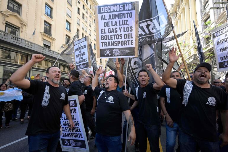 Miembros de gremios que se unen a las manifestaciones contra las disposiciones del Gobierno de Javier Milei que busca realizar varios recortes y cercenar los piquetes.