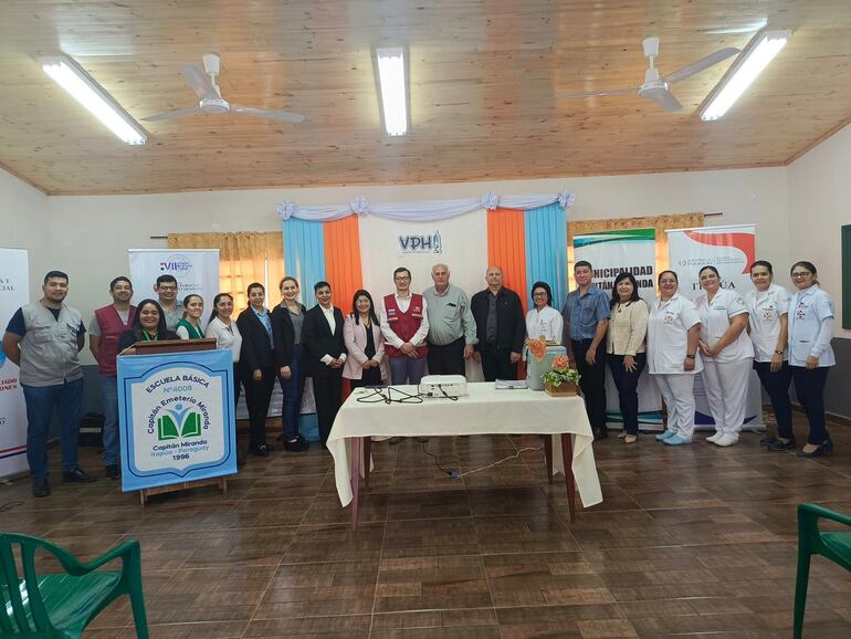 El lunes se realizó el lanzamiento de la campaña de vacunación contra el VPH en Itapúa. En la escuela básica 4008 de Capitán Miranda, con asistencia del director de la 7ma. Región Sanitaria, Dr. Juan Martínez, el intendente de Capitán Miranda, Luciano Becker, entre otros.