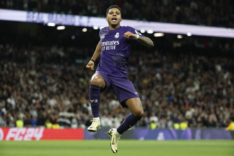 MADRID, 31/03/2024.- El delantero brasileño del Real Madrid Rodrygo Goes celebra su segundo gol durante el partido de la jornada 30 de LaLiga que Real Madrid y Athletic Club de Bilbao disputan hoy domingo en el estadio Santiago Bernabéu, en Madrid. EFE/Chema Moya
