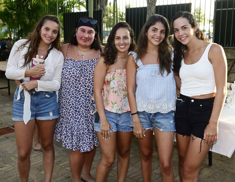 Alana Barreto, Tamara Meza, Clari Gómez, Sara Hermann y Jimena Cordero.