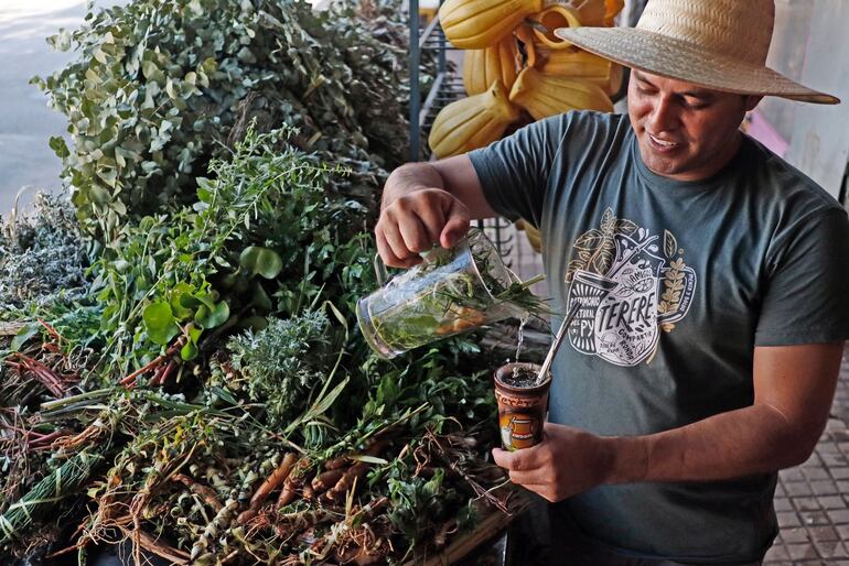 El rey de los yuyos en plena faena, no deja de tomar el refrescante terere.