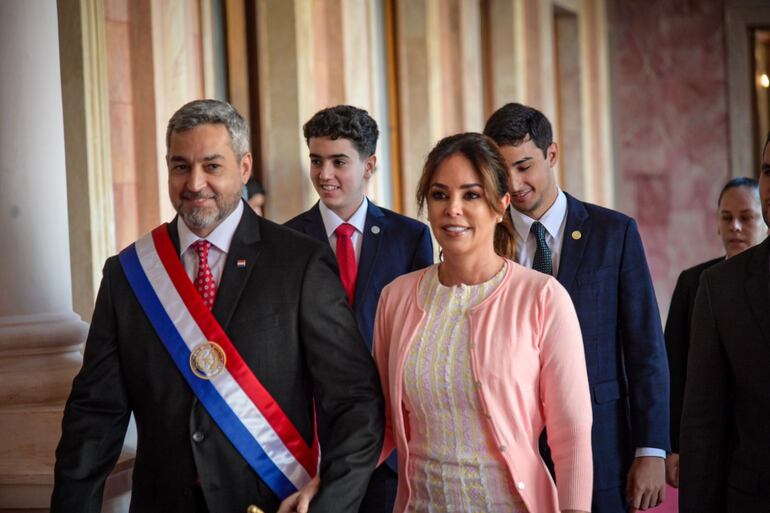 Con la banda presidencial, el presidente Mario Abdo Benítez y Silvana López Moreira se dirigen al encuentro de los ministros y colaboradores más cercanos.