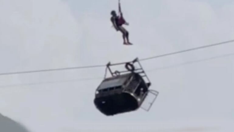 Intento de rescate de niños atrapados en el aire en un teleférico de Pakistán.