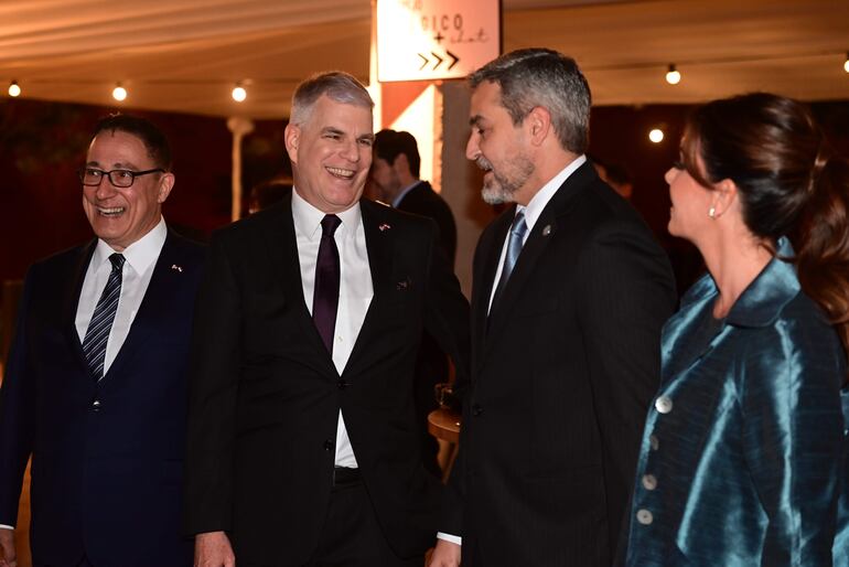 El embajador de Estados Unidos Marc Ostfield y el presidente de la república de Paraguay Mario Abdo Benítez (centro) caminan por el predio de la nueva embajada acompañado de sus respectivos cónyuges Michael Savino y Silvana Abdo.