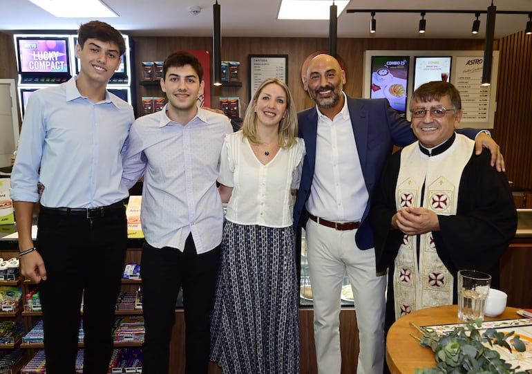 Agustín Zapag, Benjamín Zapag, Clementine de Zapag, Raúl Zapag y el padre Pedro Showah.