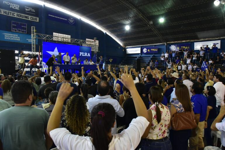 Momento en que el presidente del PLRA, Hugo Fleitas, se dirige a los convencionales liberales.