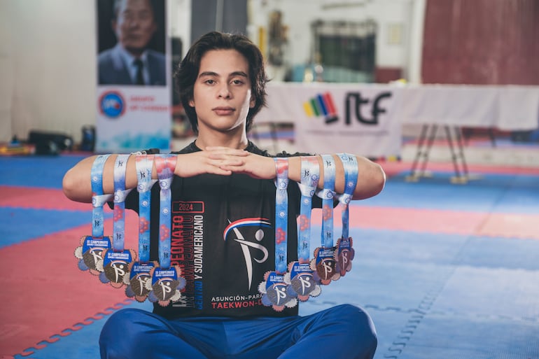 Juan Cruz Saldívar muestra las medallas que cosechó en el IX Campeonato Centro y Sudamericano de Taekwon-Do ITF.