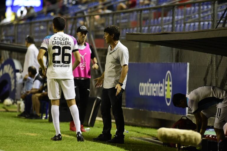 El entrenador Daniel Garnero (camisa) en el último partido con Libertad antes de asumir en la selección paraguaya.