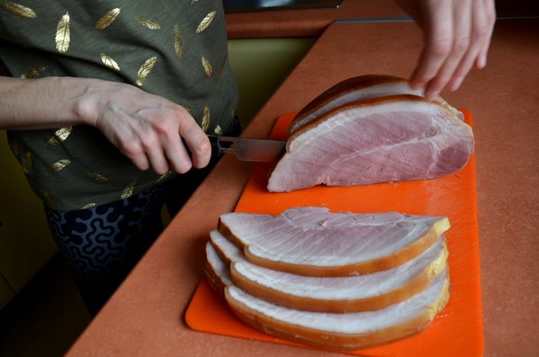 Sobre una tabla podemos cortar, picar, trocear, pelar y laminar, y, también, preparar ingredientes con las manos u otros utensilios de cocina.