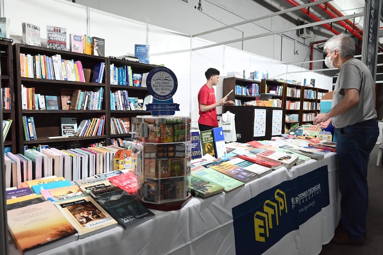 La Libroferia Capel ofrece también la presencia de stands de diferentes editoriales, que presentan una amplia variedad de títulos.