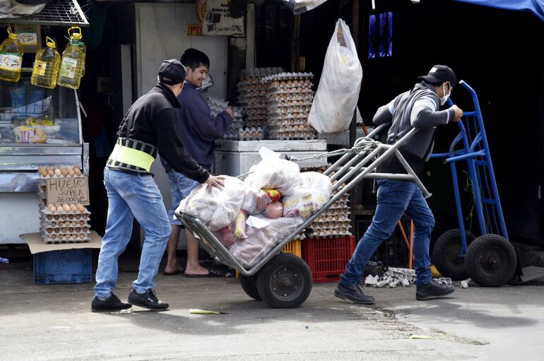 La alta informalidad en  la ocupación laboral, así como el alto índice de pobreza, nos hace más vulnerables a los impactos económicos y sanitarios del covid-19 en la región, sostiene el BID.