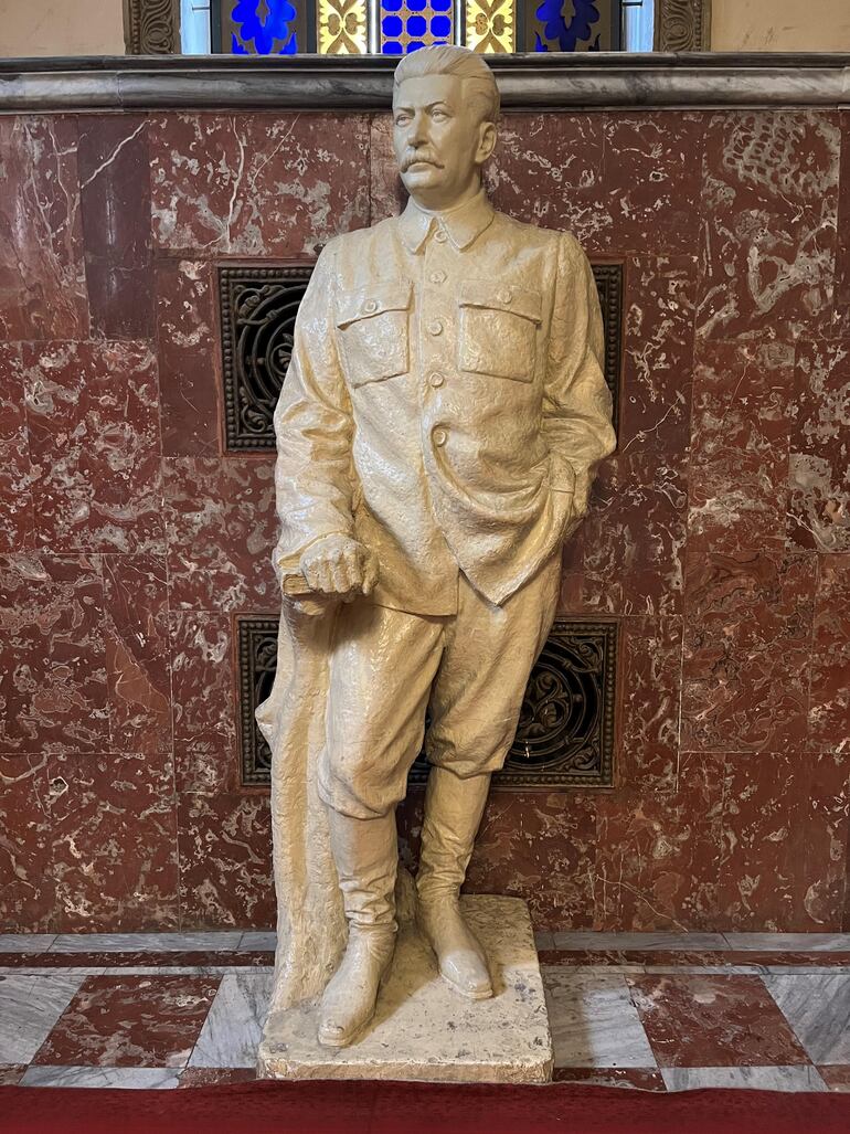 La estatua de Stalin  se encuentra junto a la escalera principal, en el vestíbulo de entrada del museo.