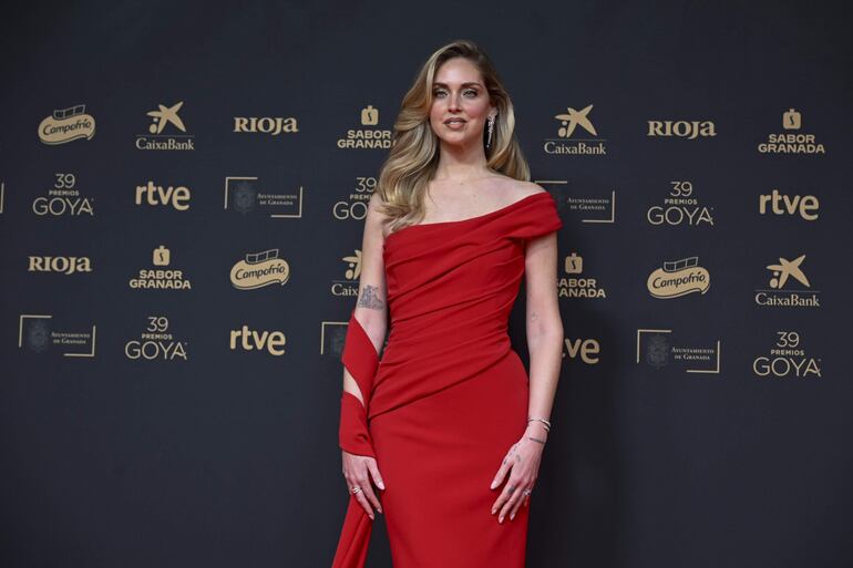 La influencer Chiara Ferragni en la alfombra roja de la 39 edición de los Premios Goya. La mediática está en pareja con Giovanni Tronchetti y mañana vivirán una velada romántica de San Valentín. (EFE/ Miguel Ángel Molina)
