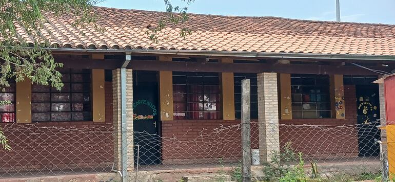 escuela de color bordo y amarillo