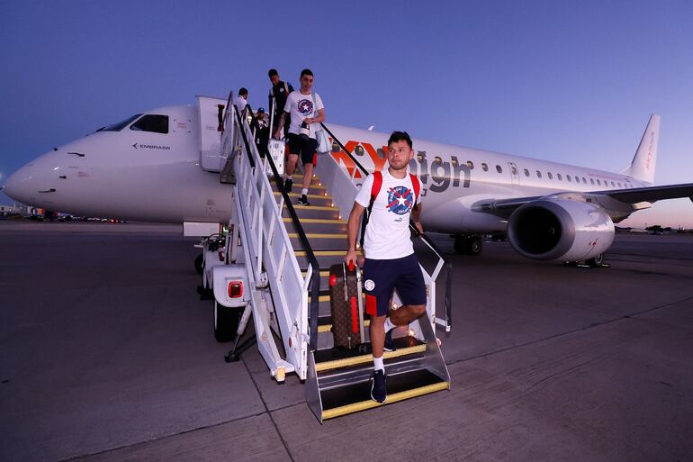Ángel Romero, jugador de la selección paraguaya, baja del avión después de aterrizar en la ciudad de Houston, Estados Unidos.