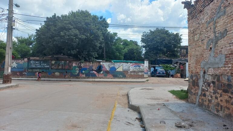 Aquí debía continuar la calle Isabel La Católica, pero hay una comunidad invasora denominada popularmente como "La Favela" asuncena.