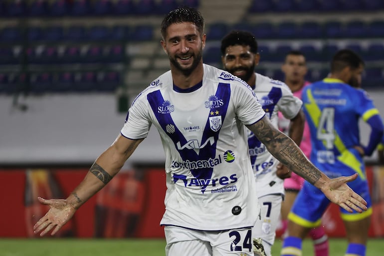 Marcos Martinich, jugador de Sportivo Ameliano, celebra un gol en el partido contra Rayo Zuliano por la fase de grupos de la Copa Sudamericana 2024 en el estadio Nacional Brígido Iriarte, en Caracas, Venezuela.