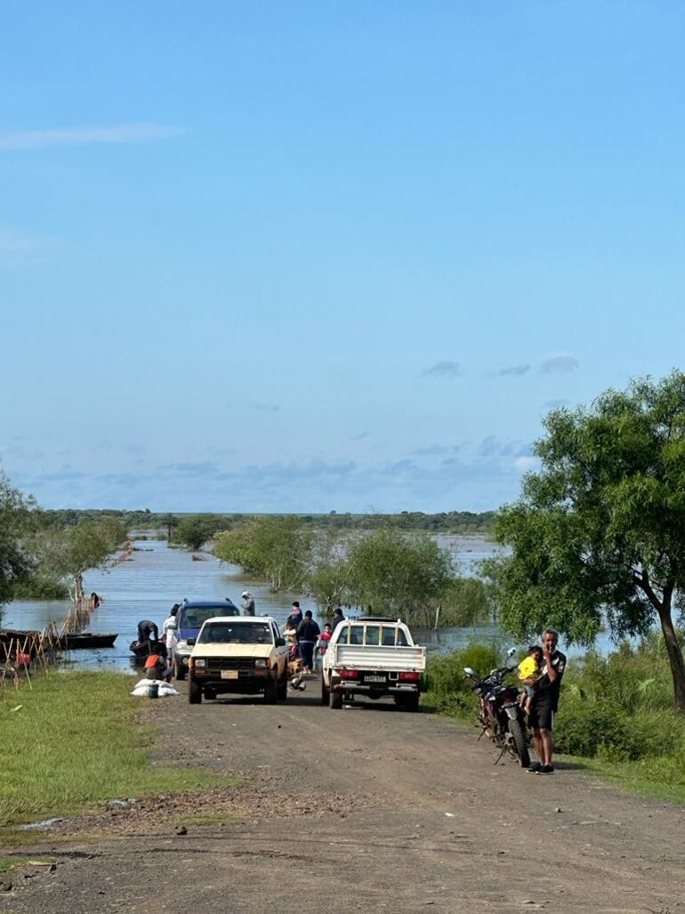 Evacuación de familias afectadas por la riada en San Cosme y Damián.