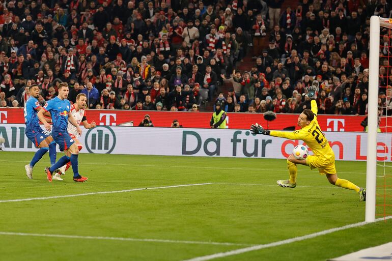 Munich (Germany), 24/02/2024.- Munich's Harry Kane scores a goal during the German Bundesliga soccer match between FC Bayern Munich and RB Leipzig in Munich, Germany, 24 February 2024. (Alemania) EFE/EPA/RONALD WITTEK CONDITIONS - ATTENTION: The DFL regulations prohibit any use of photographs as image sequences and/or quasi-video.
