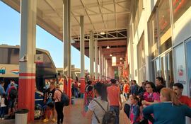 Los usuarios de Estación de Buses de Asunción (EBA) ya empiezan a movilizarse hacia el interior del país.