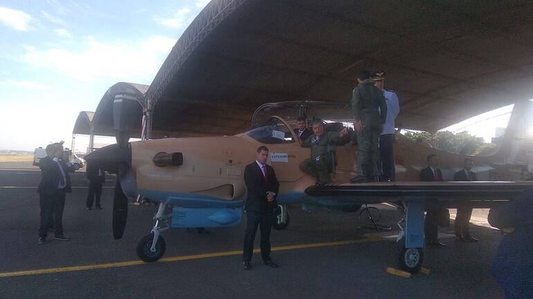 El presidente Santiago Peña con el avión Tucano que busca adquirir el Gobierno paraguayo.