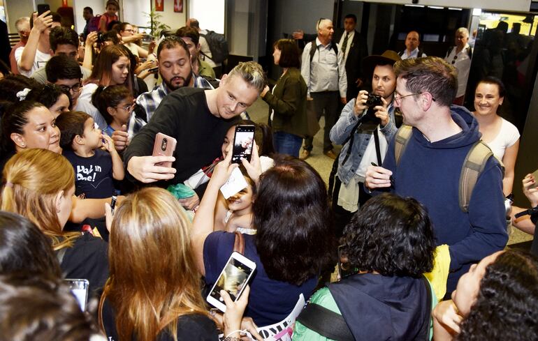 Tras su arribo al aeropuerto Silvio Pettirossi, los integrantes de Keane se tomaron unos minutos para firmar autógrafos y fotografíarse con los fans que los recibieron.