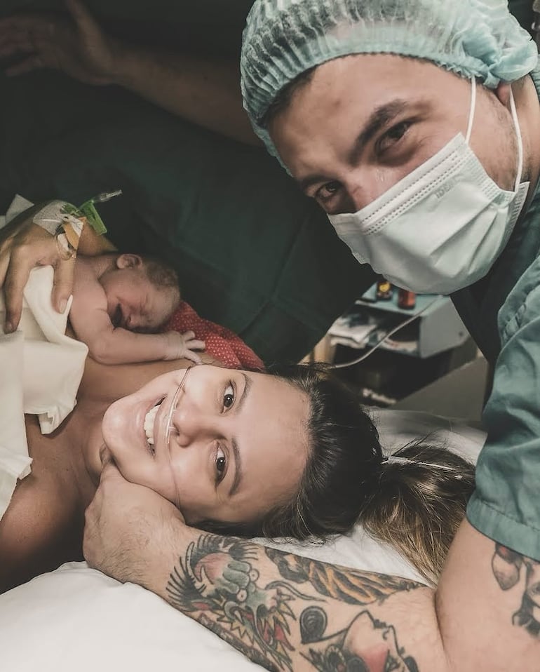 Andrea Quattrocchi y Darío López recibiendo a Bruno, hace tres años. 
(Instagram/Andrea Quattrocchi)