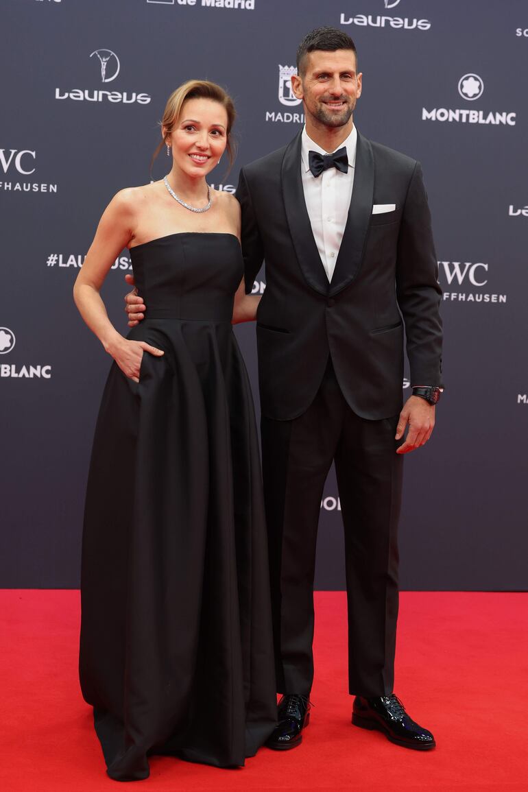 ¡De etiqueta! El tenista serbio Novak Djokovic y su pareja Jelena Djokovic posaron sonrientes en la red carpet de los Premios Laureus en el Palacio Cibeles de Madrid. (EFE/ Kiko Huesca)
