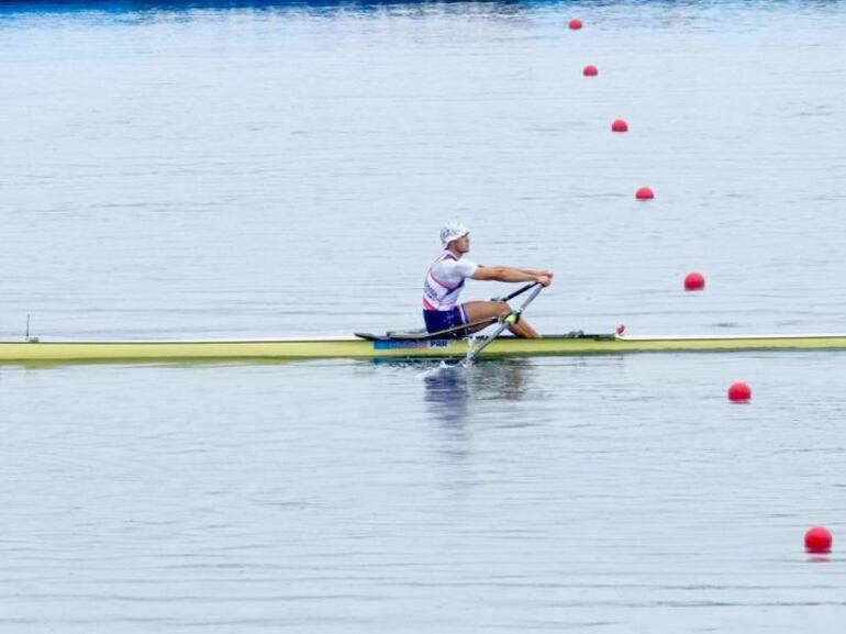 El paraguayo Javier Insfran compite en el remo individual masculino en los Juegos Olímpicos París 2024.