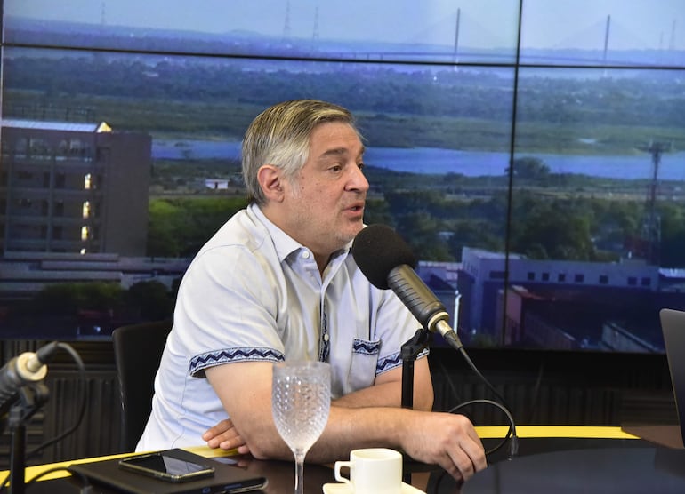 El ministro de Educación, Luis Ramírez, de visita ayer en los estudios de ABC Cardinal