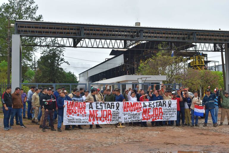 Unos 150 funcionarios, parte de los 500 que fueron desvinculados por Petropar. 