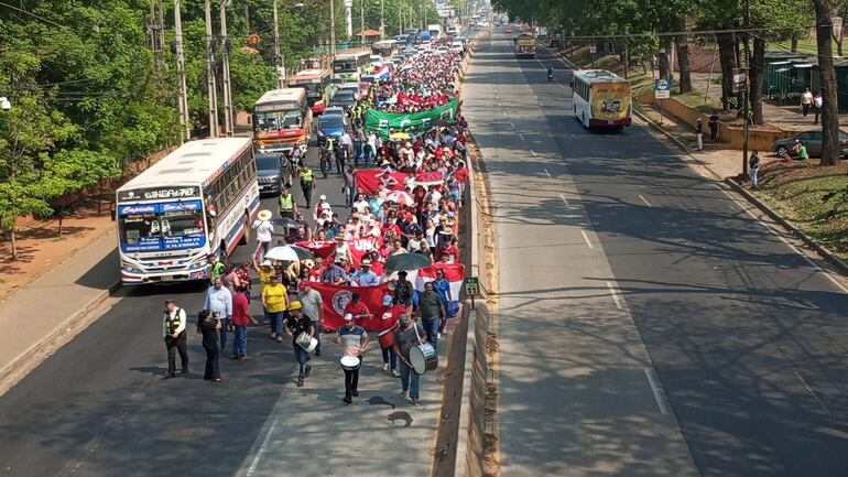 Hoy nuevamente salieron a marcha sobre la ruta internacional Mcal. Estigarribia, pero esta vez la movilización lo realizaron utilizando gorros, quepis, sombreros pirí, y ropas mangas largas debido a excesivo calor.