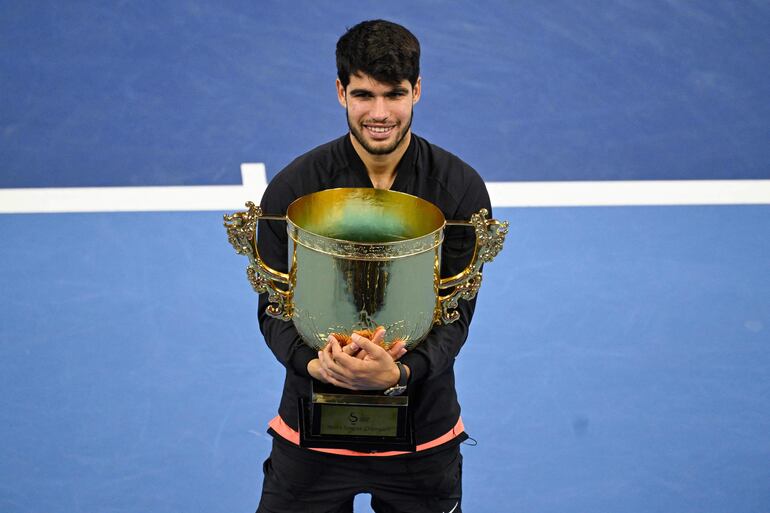 Tremendo el trofeo que recibió el español Carlos Alcaraz tras su consagración en el Abierto de China.