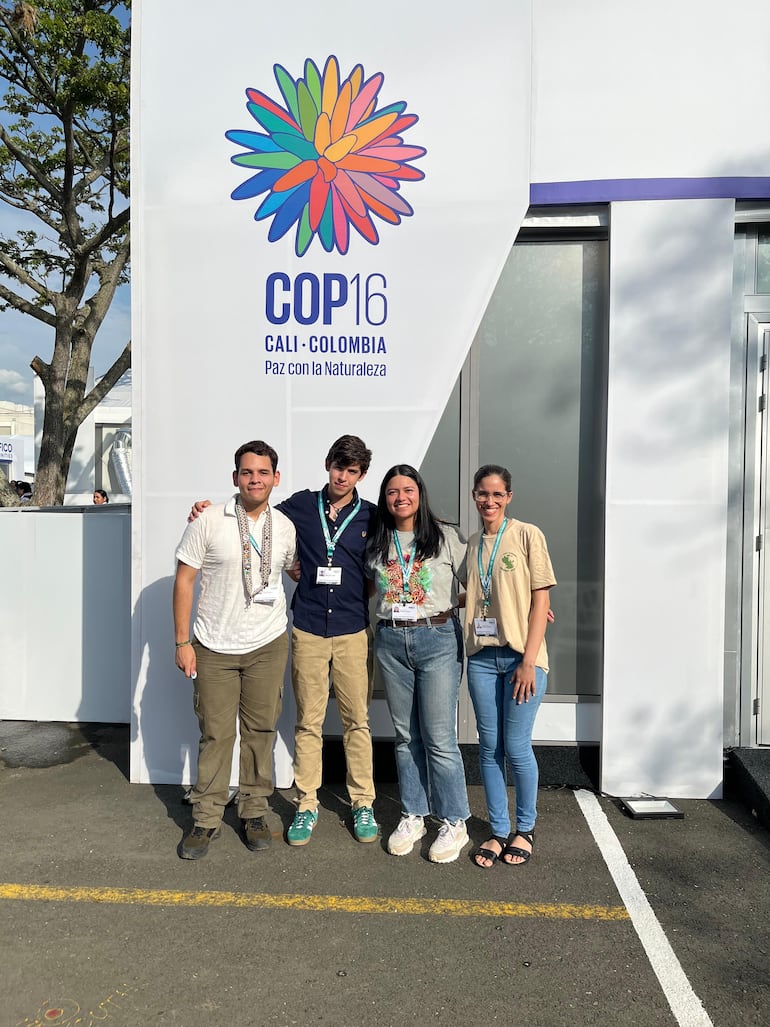 Adrián Valiente, Luis Mercado, Soledad Espínola y Pamela Portillo, de la red paraguaya de Jóvenes por la Biodiversidad, en la COP 16.